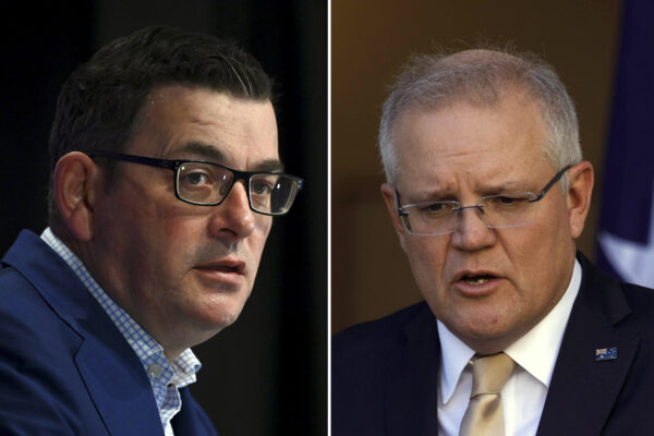 O primeiro-ministro vitoriano Daniel Andrews (L) e o primeiro-ministro Scott Morrison (R) discursam em coletivas de imprensa, em Melbourne e Canberra, Austrália, 2020 (Quinn Rooney / Getty Images e Sean Davey / Getty Images)