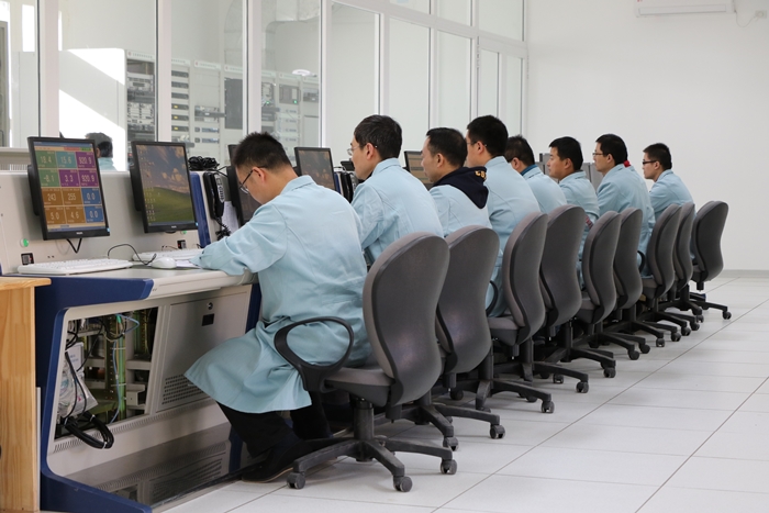 Operadores chineses trabalhando no Centro de Controle da Estação CLTC-CONAE-NEUQUEN (CONAE)