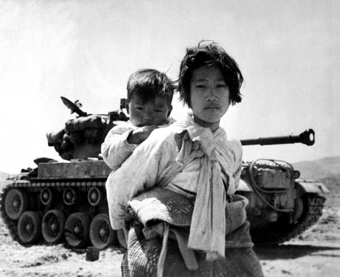 Uma menina coreana e seu irmão fotografados durante a fuga do avanço das forças comunistas durante a Guerra da Coreia (Maj. R.V. Spencer / Marinha dos EUA)