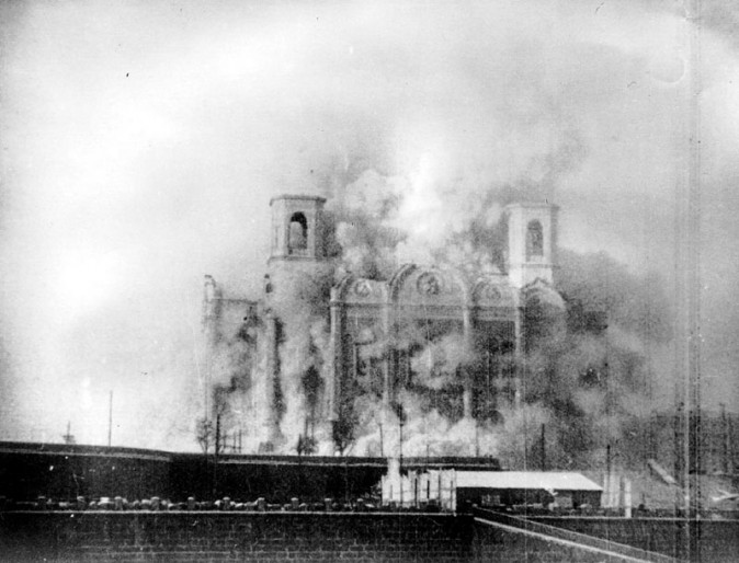 Nesta foto de 1931, a Igreja de Cristo Salvador em Moscou é demolida para dar lugar ao Palácio dos Soviéticos, um arranha-céu que nunca foi concluído. A igreja foi reconstruída após o colapso da União Soviética (Domínio público)