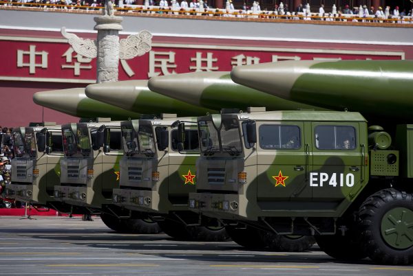 Veículos militares carregando mísseis balísticos DF-26 passam pelo Portão da Paz Celestial durante um desfile militar em 3 de setembro de 2015, em Pequim (Andy Wong - Pool / Getty Images)