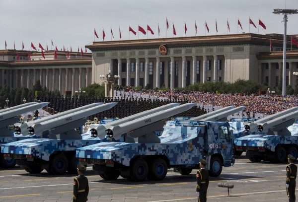 Mísseis chineses são vistos em caminhões enquanto dirigem ao lado da Praça Tiananmen e do Grande Salão do Povo durante um desfile militar em 3 de setembro de 2015 em Pequim, China (Kevin Frayer / Getty Images)