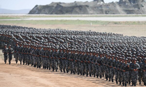 Soldados chineses marcham em um desfile militar na base de treinamento de Zhurihe, na região da Mongólia Interior, no norte da China, em 30 de julho de 2017  (STR / AFP via Getty Image)