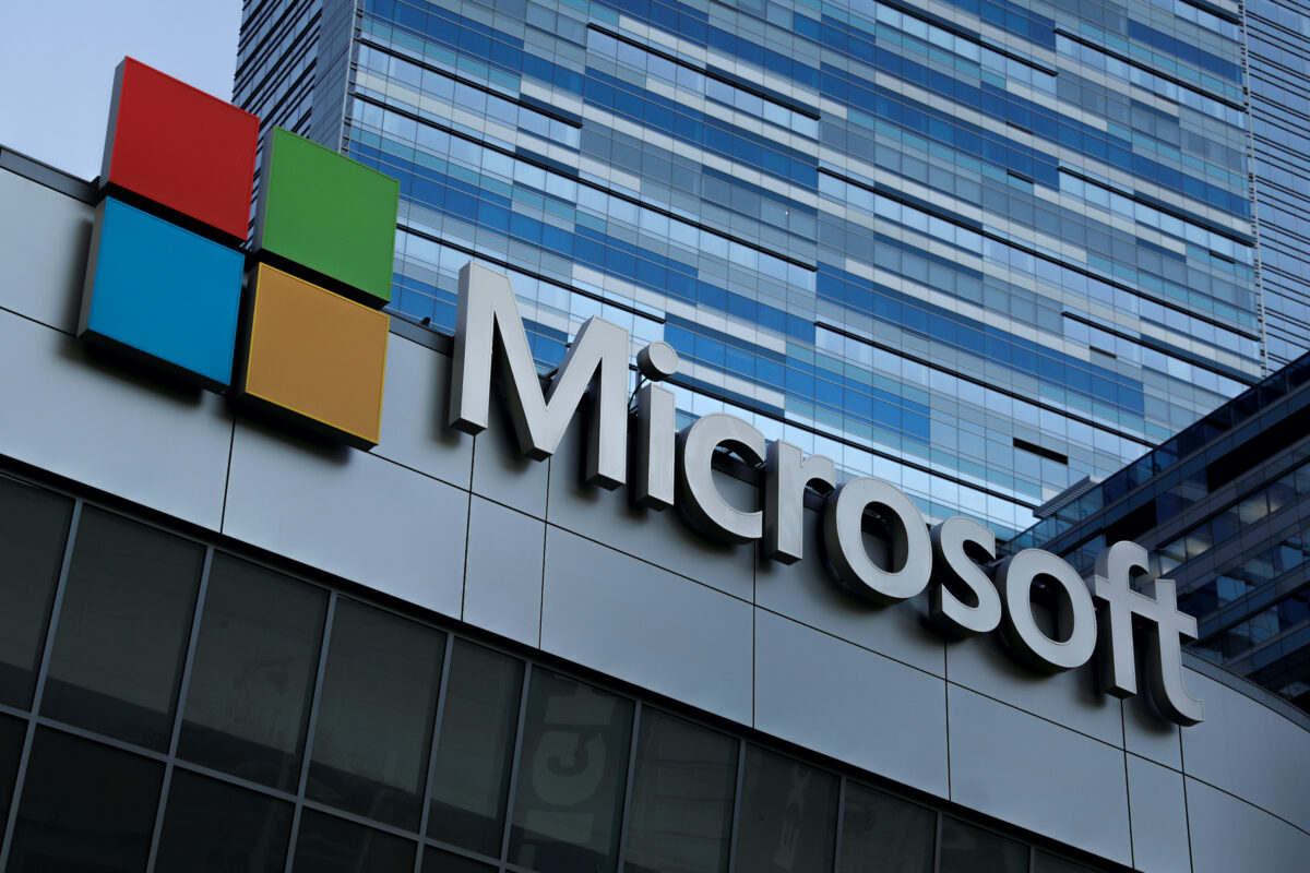 O símbolo da Microsoft é mostrado no topo do Microsoft Theatre em Los Angeles, Califórnia, em 19 de outubro de 2018 (Mike Blake / Arquivo / AP)