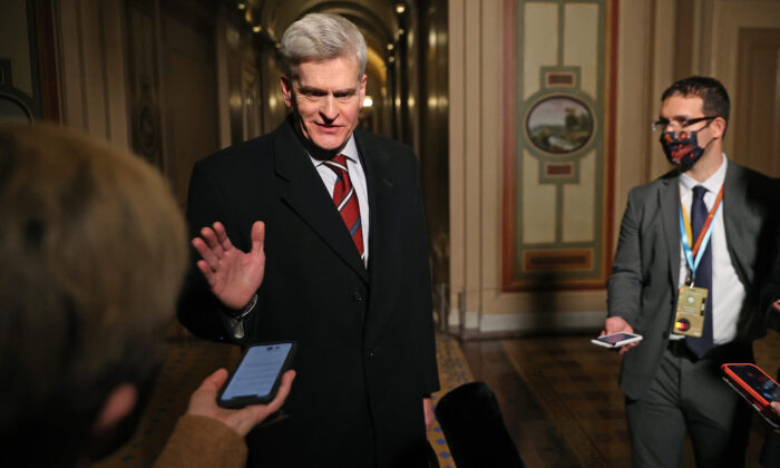 O senador Bill Cassidy (R-La.) Fala a repórteres em Washington, 9 de fevereiro de 2021 (Chip Somodevilla / Pool / AFP via Getty Images)