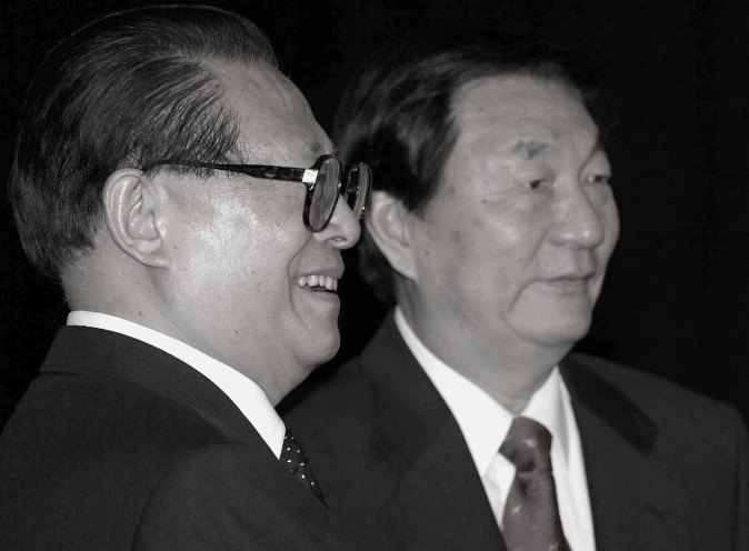 O presidente chinês, Jiang Zemin (E) junto com o premiê Zhu Rongji durante uma cerimônia de partida no Grande Salão do Povo em Pequim, em 3 de junho de 2002. (Goh Chai Hin/AFP/Getty Images)