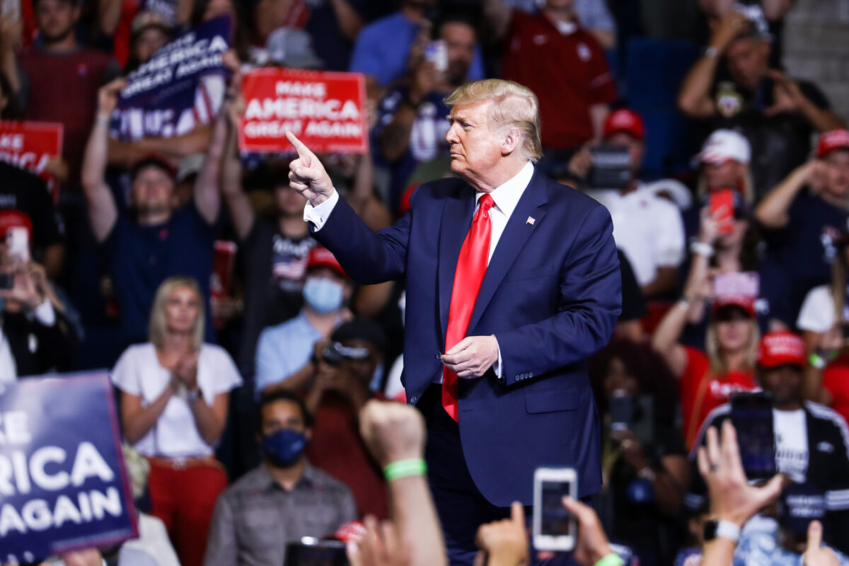 O então presidente Donald Trump é visto em um comício de campanha no BOK Center em Tulsa, Oklahoma, em 19 de junho de 2020 (Charlotte Cuthbertson / The Epoch Times)