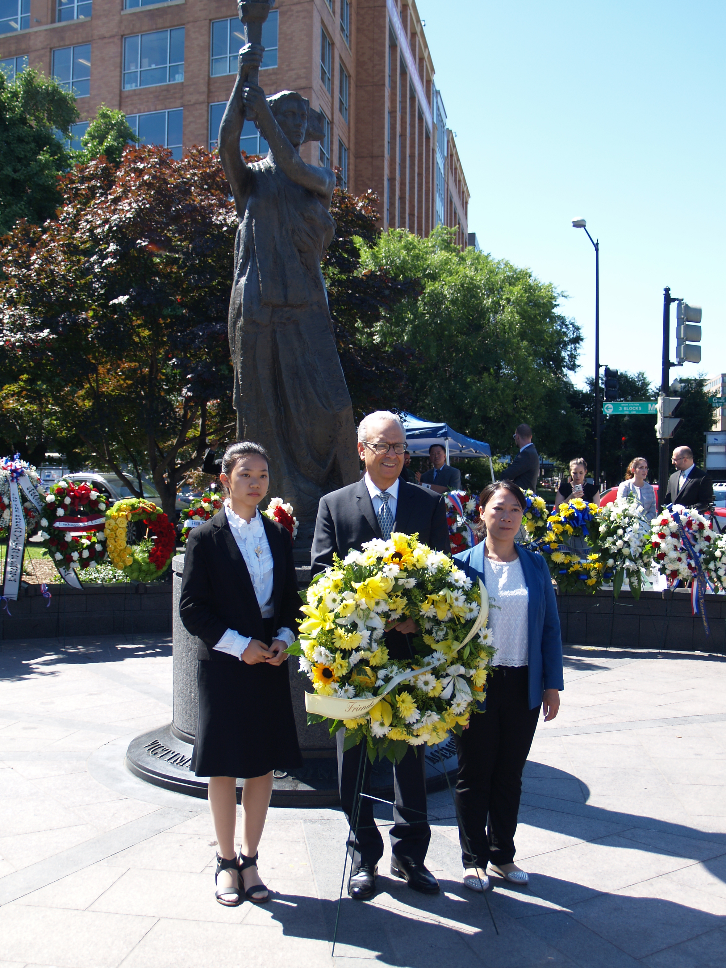 Xu Xinyang (esquerda), Alan Adler e Chi Lihua apresentam uma coroa de flores em memória das vítimas do comunismo na décima cerimônia anual da Medalha da Liberdade Truman-Reagan e da Lista de Chamada das Nações, em 9 de junho em Washington, D.C. Adler é o diretor executivo do Friends of Falun Gong, Xu e Li são praticantes do Falun Gong que sofreram perseguição na China por suas crenças (Kitty Wang/NTDTV)