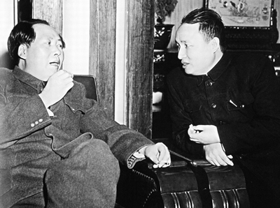 Journalist Fan Changjiang (R) meeting with CCP leader Mao Zedong. 