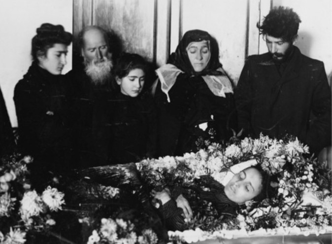 Um perturbado Stalin (à direita) no funeral de sua primeira esposa Kato Svanidze (Domínio público)