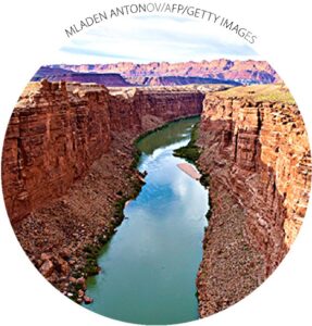 Rio Colorado em Marble Canyon, Arizona, em 18 de maio de 2015. Uma seca de 16 anos ameaça o abastecimento de água doce para 40 milhões de pessoas nos Estados Unidos e no México.  Um acordo de compartilhamento de água entre as nações expira no final de 2017.