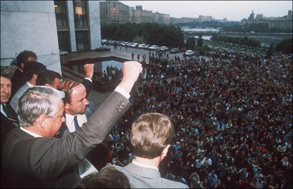 Um desafiador presidente russo Boris Yeltsin (E) fecha o punho para seus apoiadores do prédio da Federação Russa em 19 de agosto de 1991 em Moscou, convocando-os para uma greve geral e para resistir ao golpe pró-comunista contra o presidente soviético Gorbachev (Dima Tanin/AFP/Getty Images)