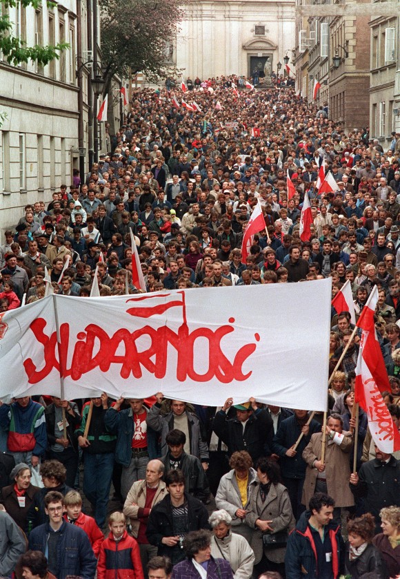 Centenas de pessoas protestam nas ruas de Varsóvia durante um comício de 1º de maio organizado pelo Sindicato Solidariedade em 01 de maio de 1989 (DRUSZCZ WOJTEIC/AFP/Getty Images)