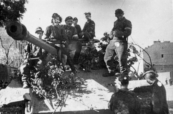 Soldados do Exército Nacional Polonês montam em um tanque Panther alemão capturado em 2 de agosto de 1944, durante a Revolta de Varsóvia (Juliusz Bogdan Deczkowski/Domínio Público)