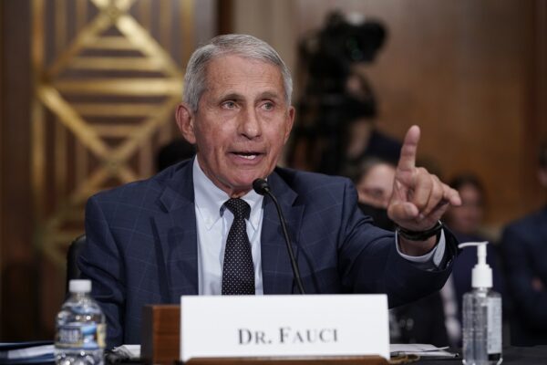 Dr. Anthony Fauci responde às acusações do senador Rand Paul (R-Ky.) enquanto testemunha perante o Comitê de Saúde, Educação, Trabalho e Pensões do Senado, no Capitólio, em Washington, em 20 de julho de 2021 (J. Scott Applewhite -Pool / Getty Images)