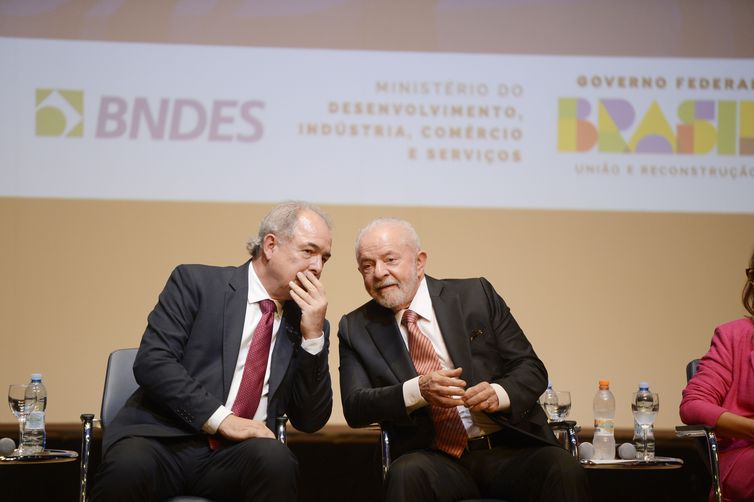 O presidente do BNDES, Aloizio Mercadante, e o presidente da República, Luiz Inácio Lula da Silva, durante posse do novo presidente do banco no Rio de Janeiro