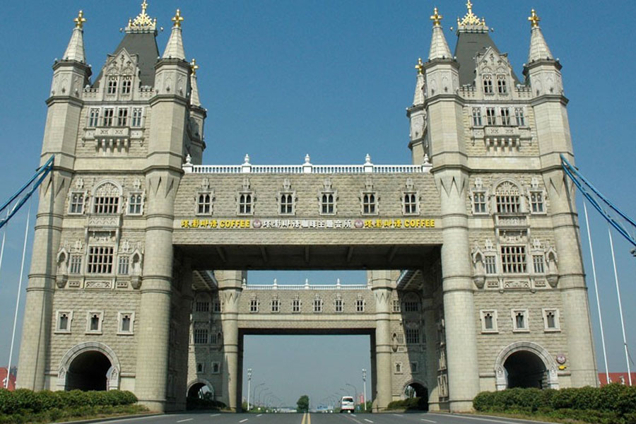 Réplica de arquitetura e urbanismo inglesa, London’s Tower Bridge em Suzhou, China (Gorilla Cool / Reprodução)