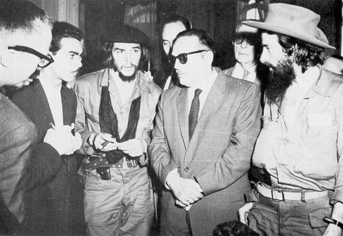 O presidente cubano Manuel Urrutia com os líderes revolucionários Che Guevarra e Camilo Cienfuegos em 1959. (Domínio público)