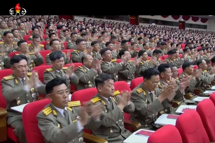 Oficiais militares aplaudem enquanto o líder norte-coreano Kim Jong-un discursa no congresso do Partido dos Trabalhadores da Coreia na capital de Pyongyang, Coreia do Norte, em 7 de maio de 2016. (KRT)