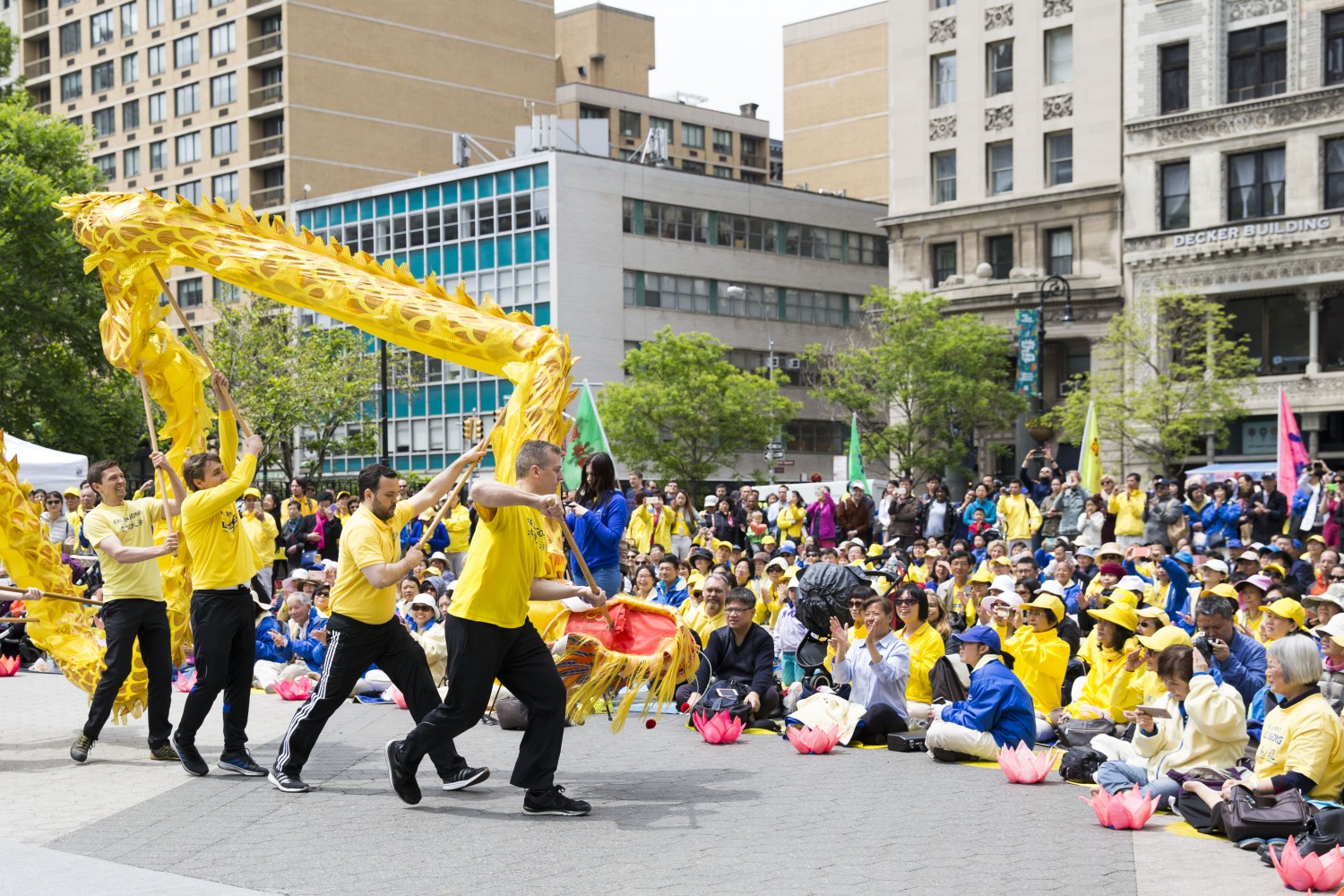 Praticantes do Falun Dafa participam de uma atividade do Dia Mundial de Falun Dafa na Union Square, Nova York (Samira Bouaou / The Epoch Times)