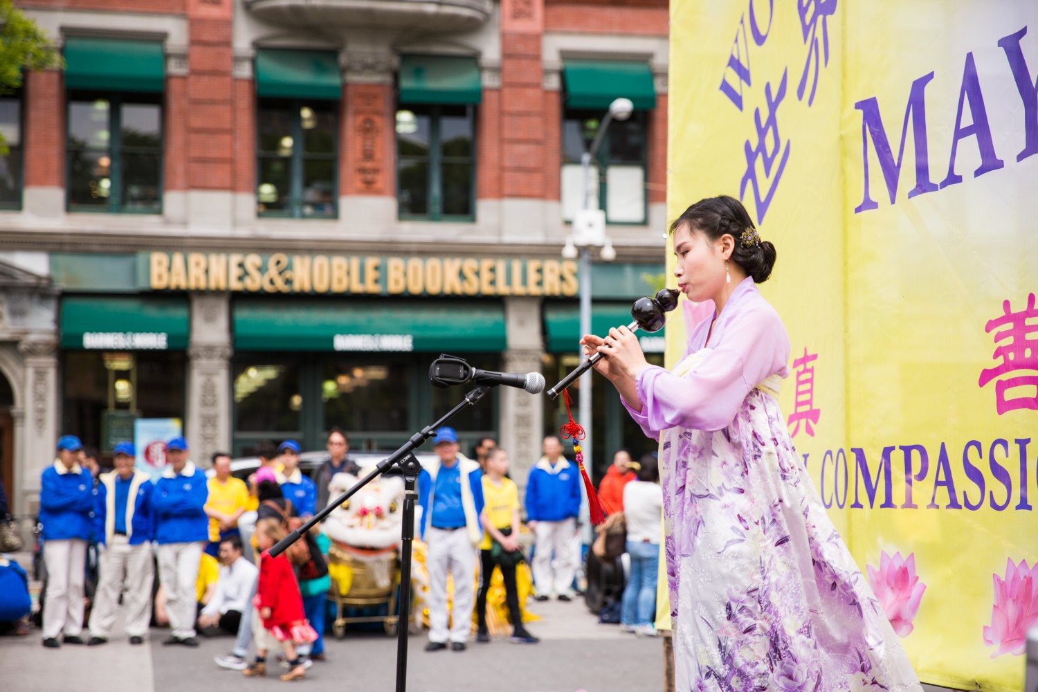 Praticantes do Falun Dafa participam de uma atividade do Dia Mundial de Falun Dafa na Union Square, Nova York (Samira Bouaou / The Epoch Times)