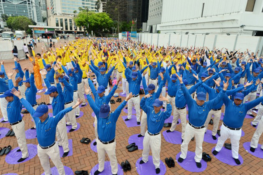 Cerca de 1.200 praticantes do Falun Dafa realizam primeiro dos cinco exercícios da prática em Edinburgh Place, Hong Kong, 2017. (Song Bilong / The Epoch Times)