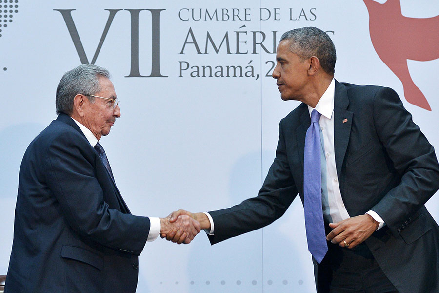 O presidente Barack Obama (D) aperta a mão do ditador cubano, Raul Castro (E), durante a Cúpula das Américas de 2015 (Mandel Ngan / AFP / Getty Images)