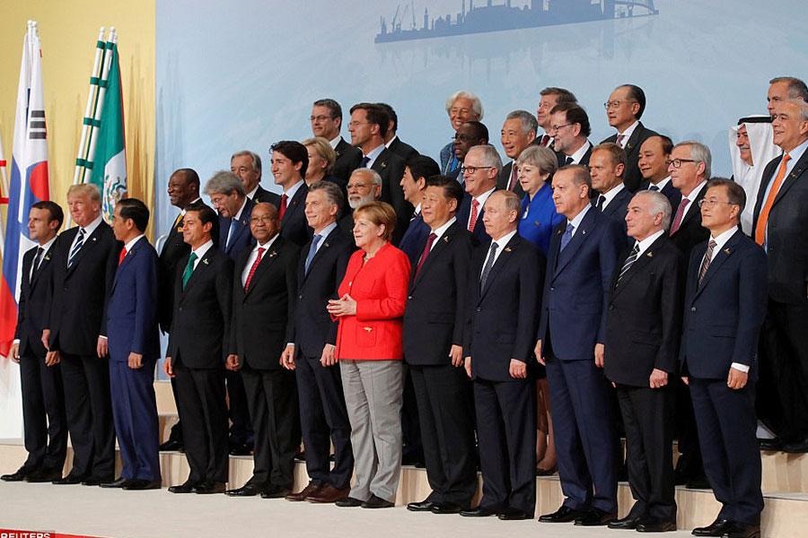 A chanceler alemã, Angela Merkel, ao centro tira foto com os líderes mundiais: presidente da França, Emmanuel Macron; presidente dos Estados Unidos, Donald Trump; presidente da Indonésia, Joko Widodo; presidente do México, Enrique Pena Nieto; presidente da África do Sul, Jacob Zuma; presidente da Argentina, Mauricio Macri; líder chinês, Xi Jinping; presidente da Rússia, Vladimir Putin; presidente da Túrquia, Recep Tayyip Erdogan; presidente do Brasil, Michel Temer; presidente da Coréia do Sul, Moon Jae-in; primeiro-ministro da Itália, Paolo Gentiloni; primeiro-ministro do Canadá, Justin Trudeau; primeiro-ministro da Índia, Narendra Modi; primeiro-ministro do Japão, Shinzo Abe; primeiro-ministro da Austrália, Malcolm Turnbull; primeiro-ministro da Grã-Bretanha, Theresa May; Presidente do Conselho Europeu, Donald Tusk; Comissão Europeia, Jean-Claude Juncker; Secretário-Geral da ONU, Antonio Guterres; primeiro-ministro da Noruega, Erna Solberg; primeiro-ministro da Holanda, Mark Rutte; presidente do Senegal, Macky Sall; primeiro-ministro de Cingapura, Lee Hsien Loong e primeiro-ministro espanhol, Mariano Rajoy (Reuters / Reprodução)