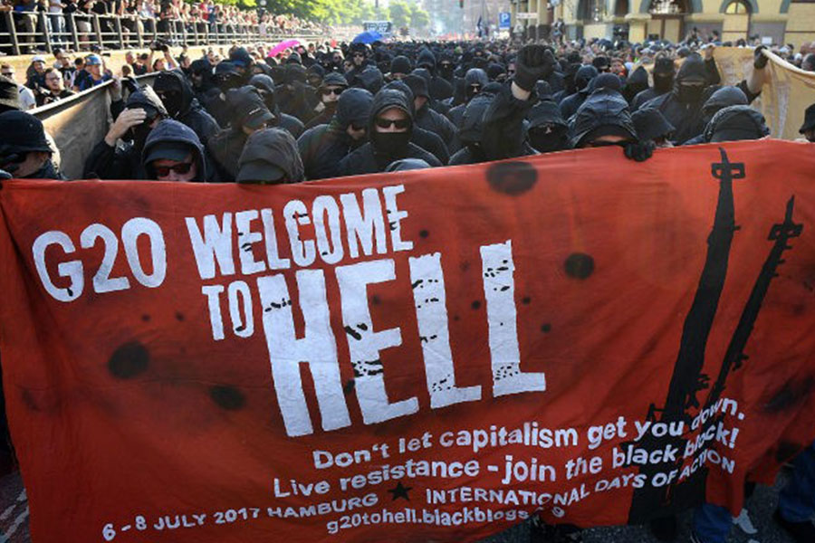 Black Blocs durante manifestação contra a cúpula do G20 em Hamburgo, Alemanha (Leon Neal/Getty Images)