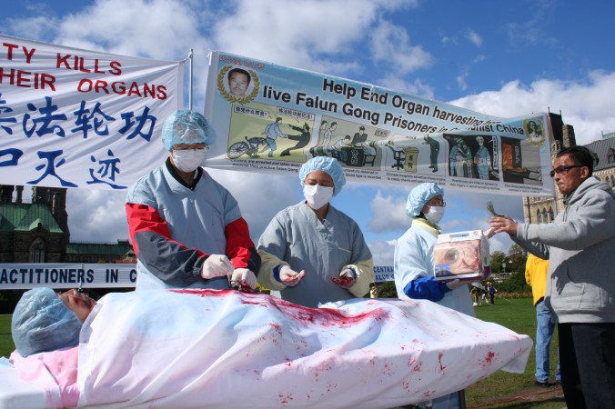 Uma encenação sobre a extração forçada de órgãos de praticantes do Falun Gong na China, durante uma manifestação em Ottawa, Canadá. (Epoch Times)