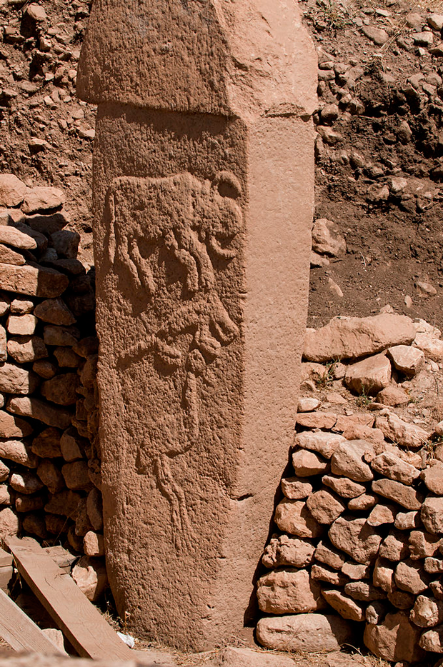 Um pilar em Göbekli Tepe. (Teomancimit/CC BY-SA 3.0 via Wikimedia Commons)