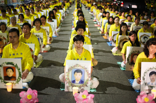 Praticantes do Falun Gong realizam uma vigília de velas em frente ao consulado chinês em Los Angeles em 15 de outubro de 2015 em memória daqueles que morreram durante sua perseguição de então 16 anos pelo regime comunista chinês. Eles exigem que o ex-líder chinês Jiang Zemin seja levado à justiça por iniciar e incentivar a perseguição. (Benjamin Chasteen/The Epoch Times)