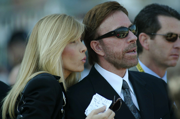 Chuck Norris e sua esposa Gena O'Kelley em Arcadia, Califórnia, em 25 de outubro de 2003. (Jeff Golden/Getty Images)