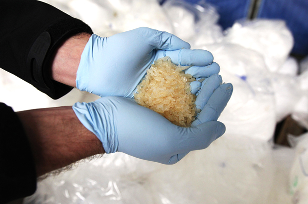 Cristal de metanfetamina confiscado é exibido para jornalistas durante uma conferência de imprensa na sede da polícia federal alemã em Wiesbaden, Alemanha, em 13 de novembro de 2014 (Daniel Roland/AFP/Getty Images)