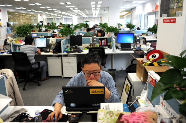 Um chinês trabalha em seu laptop num escritório do Weibo, um serviço chinês similar ao Twitter, em Pequim, em 16 de abril de 2014 (Wang Zhao/AFP/Getty Images)