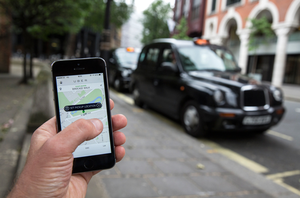 Um smartphone mostra o aplicativo móvel da Uber que permite aos usuários chamar carros de aluguel privado de praticamente qualquer local, em Londres, Inglaterra, em 2 de junho de 2014 (Oli Scarff/Getty Images)