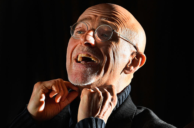 O cirurgião italiano Sergio Canavero em Glasgow, Escócia, em 18 de novembro de 2016 (Jeff J Mitchell/Getty Images)