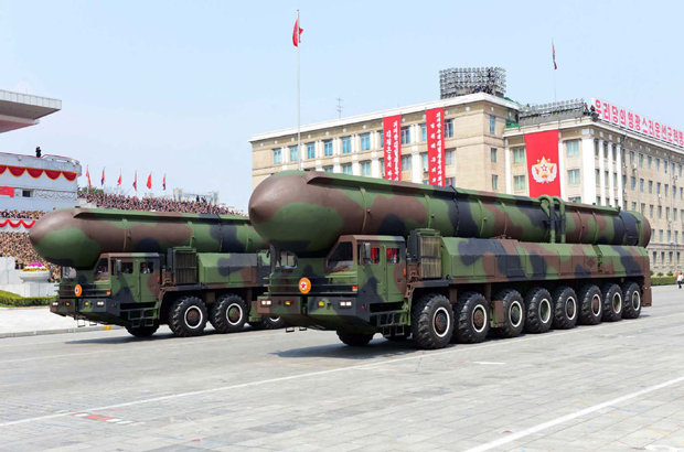 Esta foto, publicada pela mídia estatal norte-coreana KCNA em 16 de abril de 2017, mostra mísseis balísticos sendo exibidos na Praça Kim Il-sung durante um desfile militar em Pyongyang, Coreia do Norte (STR/AFP/Getty Images)