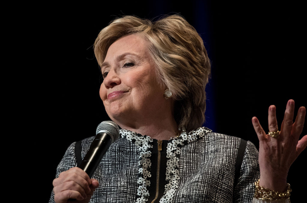 Hillary Clinton, ex-secretária de Estado e candidata presidencial em 2016, no evento BookExpo 2017 no Centro de Convenções Jocob K. Javits em Nova York em 1º de junho de 2017 (Drew Angerer/Getty Images)