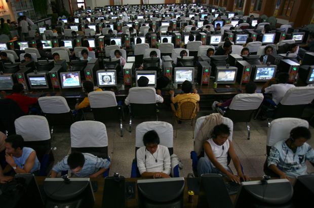 Pessoas frequentam um cibercafé em Lassa, na Região Autônoma do Tibete, China, em 30 de agosto de 2006 (China Photos/Getty Images)