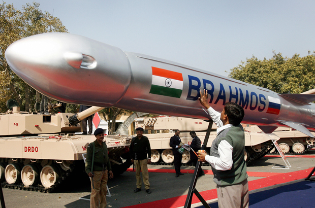 Um míssil Brahmos em exibição durante a DefExpo 2008 em Nova Deli, Índia, em 16 de fevereiro de 2008 (Raveendran/AFP/Getty Images)