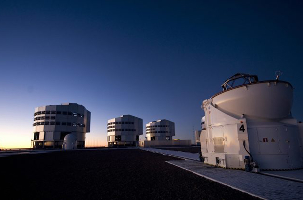 Vista noturna de um telescópio auxiliar e três telescópios ópticos do Observatório Europeu do Sul (ESO) em 15 de setembro de 2008, em Paranal, cerca de 1150 quilômetros ao norte de Santiago, no Chile. (Martin Bernetti/AFP/Getty Images)