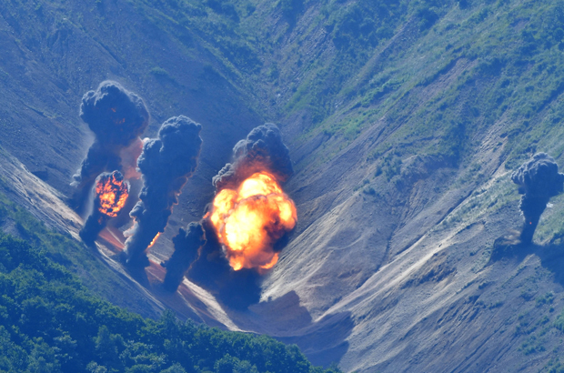 Bombas atingem alvos simulados na Zona de Treinamento Pilseung em Gangwon-do, Coreia do Sul, em 31 de agosto de 2017 (Ministério da Defesa da Coreia do Sul via Getty Images)