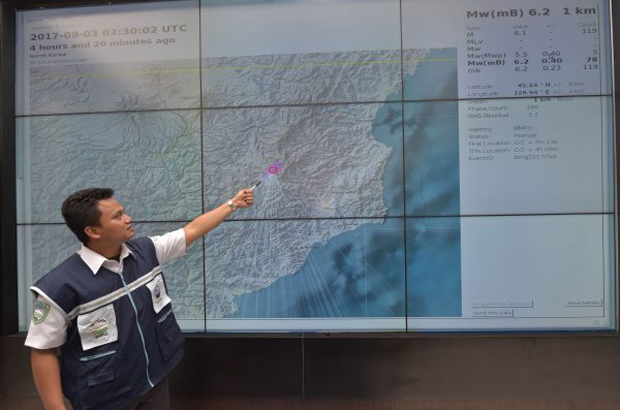 Um funcionário da Agência Meteorológica, Climática e Geofísica (BMKG) da Indonésia aponta para um mapa da Coreia do Norte, onde a agência registrou um terremoto de magnitude 6.2, causado por um teste nuclear norte-coreano em 3 de setembro de 2017. (Adek Berry/AFP/Getty Images)