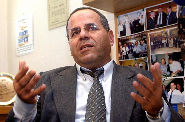 Ayoub Kara, um parlamentar druso israelita do partido Likud, gesticula durante uma entrevista em Jerusalém em 21 de fevereiro de 2005 (Lior Mizrahi/AFP/Getty Images)