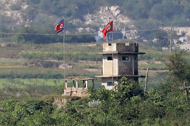 Um ponto de controle militar norte-coreano é visto a partir de um posto de observação em Panmunjom, Coreia do Sul, em 28 de setembro de 2017 (Chung Sung-jun/Getty Images)