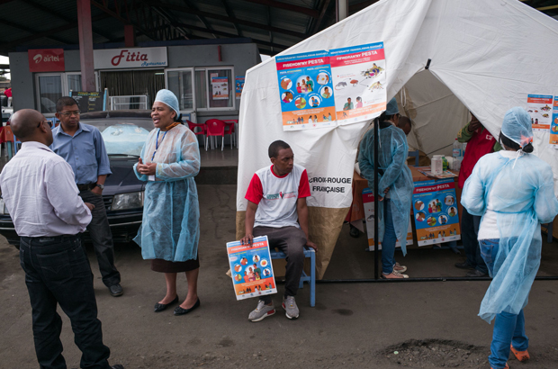 Médicos e enfermeiros do Ministério da Saúde e funcionários da Cruz Vermelha trabalham num posto de saúde no distrito de Ampasapito, em Antananarivo, Madagascar, em 5 de outubro de 2017. (Rijasolo/AFP/Getty Images)