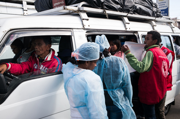 Médicos e enfermeiros do Ministério da Saúde e funcionários da Cruz Vermelha local trabalham num posto de saúde na estação "taxi-brousse" do distrito de Ampasapito, em Antananarivo, Madagascar, em 5 de outubro de 2017 (Rijasolo/AFP/Getty Images)