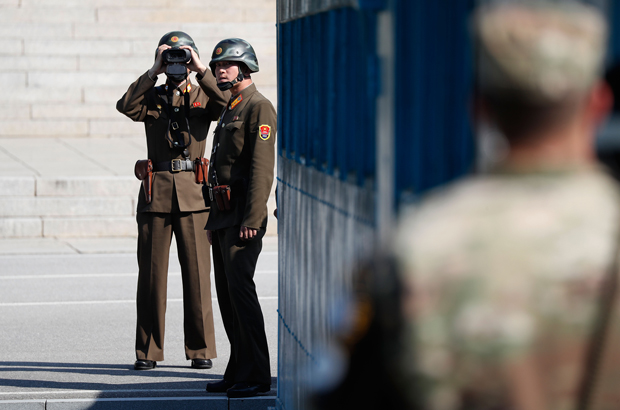 Soldados norte-coreanos olham em direção à Coreia do Sul na Zona Desmilitarizada, em Panmunjom, Coreia do Sul, em 27 de outubro de 2017 (Jeon Heon-kyun/Getty Images)