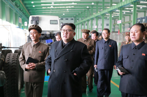 Esta imagem não datada da Agência Central Coreana de Notícias da Coreia do Norte em 4 de novembro de 2017 mostra o líder norte-coreano Kim Jong-un visitando uma fábrica num lugar não revelado (STR/AFP/Getty Images)